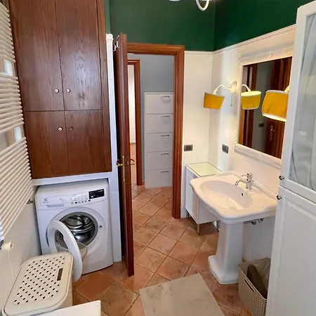Appartement Rossi House - Bright, Spacious With Rooftop Terrace, 150 Mt From The And Just Steps From Train Station - Sacro Cuore *