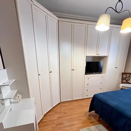 Rossi House - Bright, Spacious With Rooftop Terrace, 150 Mt From The And Just Steps From Train Station - Sacro Cuore